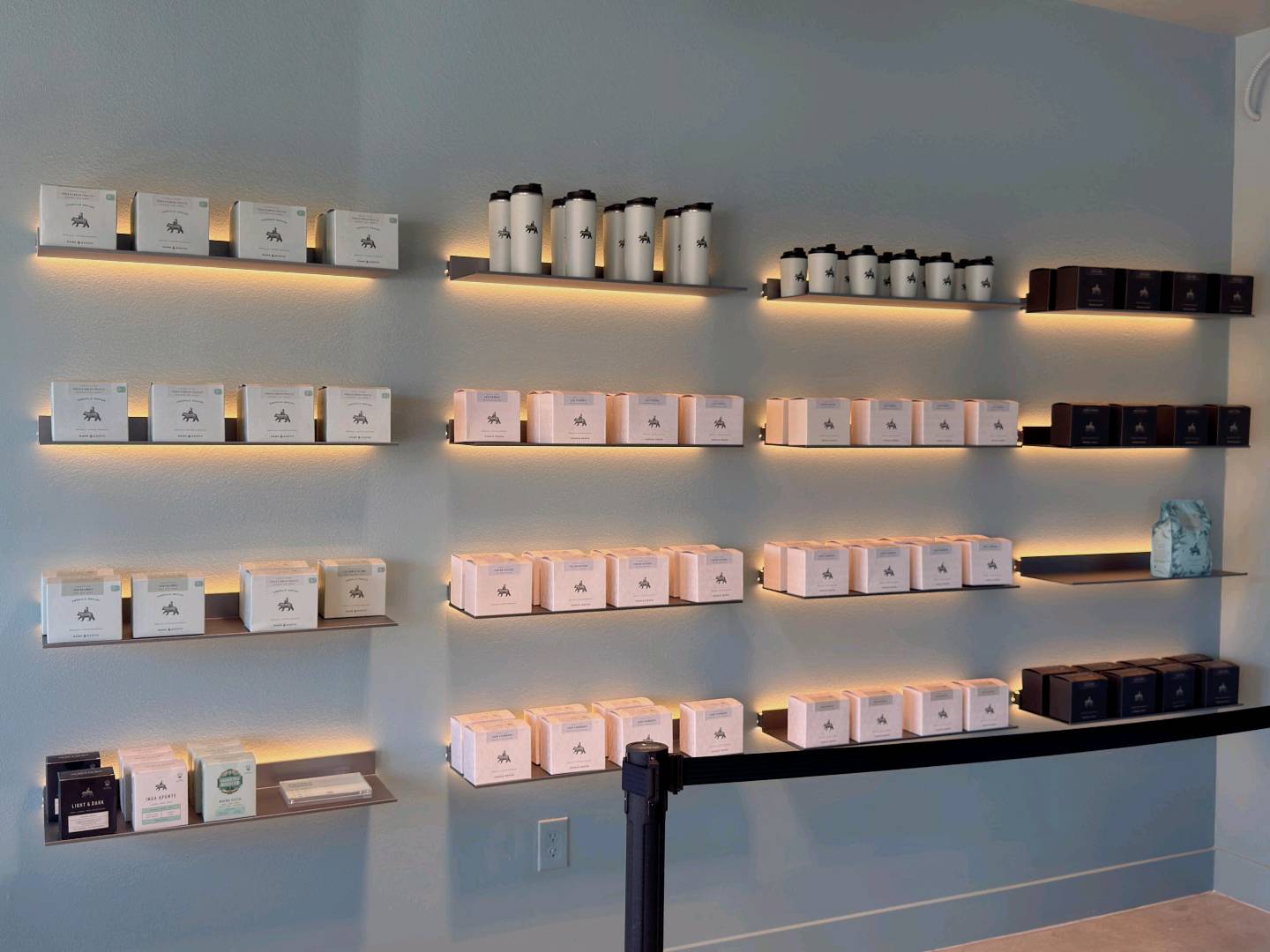 新开的洛杉矶咖啡店太好看了!暖色系淡淡蓝 图 4