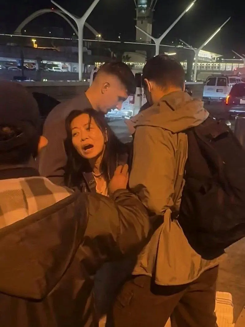 LAX又现ICE抓人?女子被数名蒙面男子带走,高喊“帮我打911”