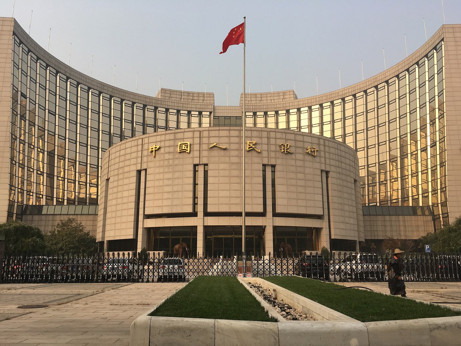 人民币对美元升至逾四年高位 在岸汇率触及6.662